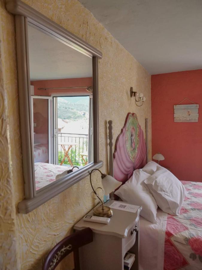 ホテル Η Φωλιτσα Karpenísion エクステリア 写真